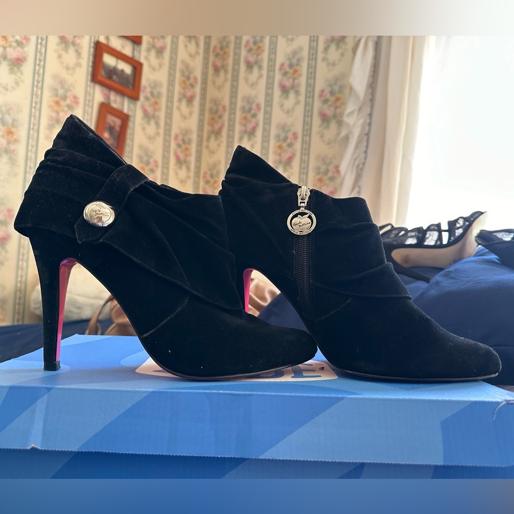 Used, Black Apple Bottom heels with a Red bottom, size 8 1/2 - Leather sole